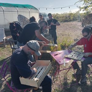 Les agents SNCF en séance bricolage